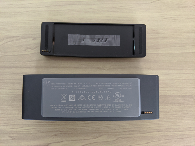 Bose SoundLink Mini Bluetooth Speaker II 裏面と充電クレードル