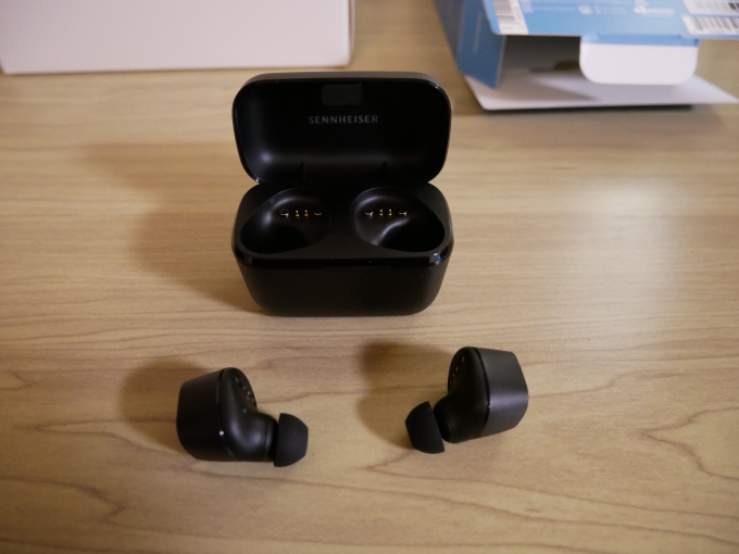 Sennheiser CX 400BT True Wireless 本体ケースから本体を出したところ2