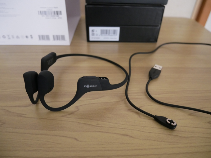 AfterShokz Aeropex 本体と充電ケーブル3