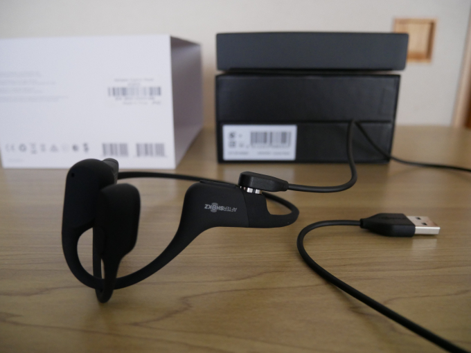 AfterShokz Aeropex 本体と充電ケーブル2