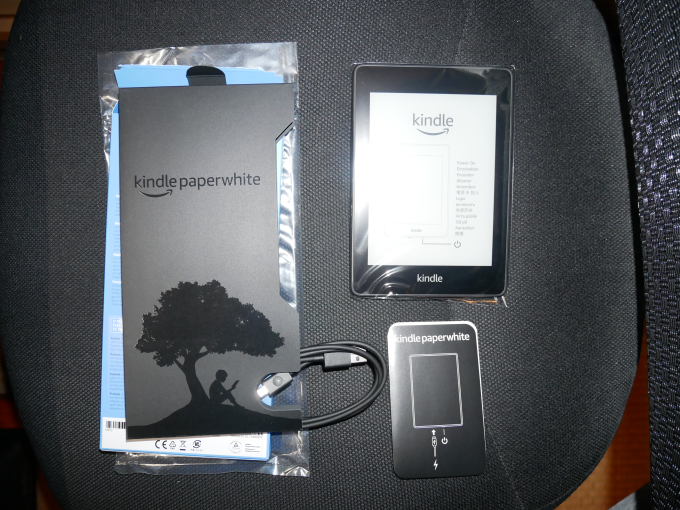 Amazon Kindle Paperwhite 本体と取説ほか