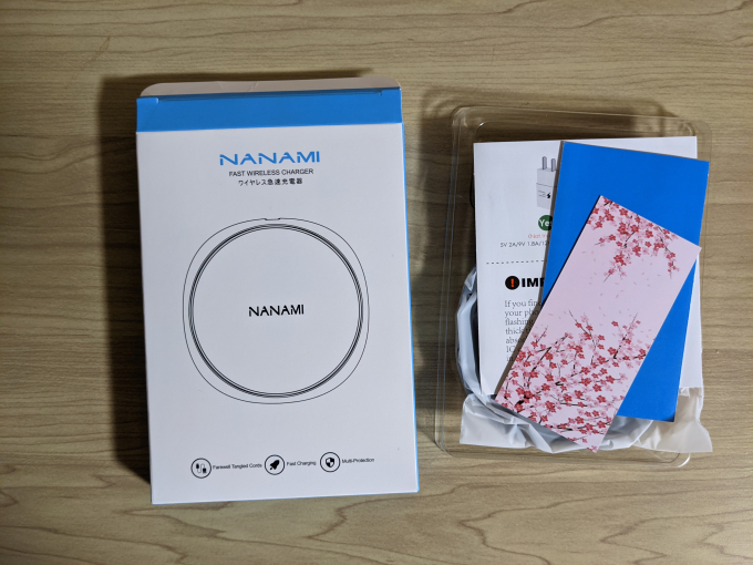 NANAMI ワイヤレス充電器 取り出したところ