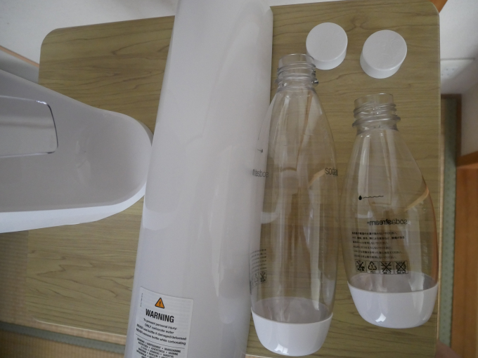 SodaStream Spirit 本体裏蓋とボトル