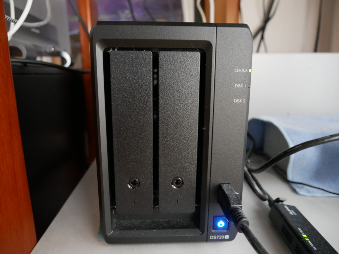 Synology DS720+ 前面