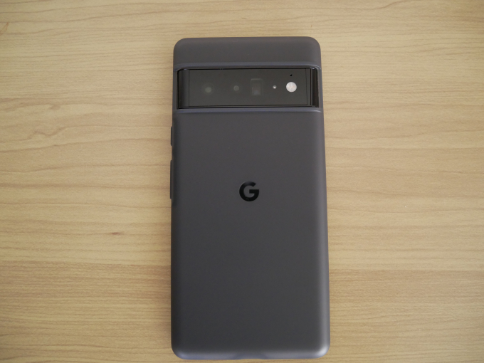 Google Pixel 6 Pro 純正ケース付けた裏面