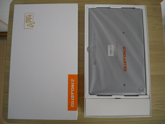 Teclast T40 Pro 外箱の蓋を開けたところ