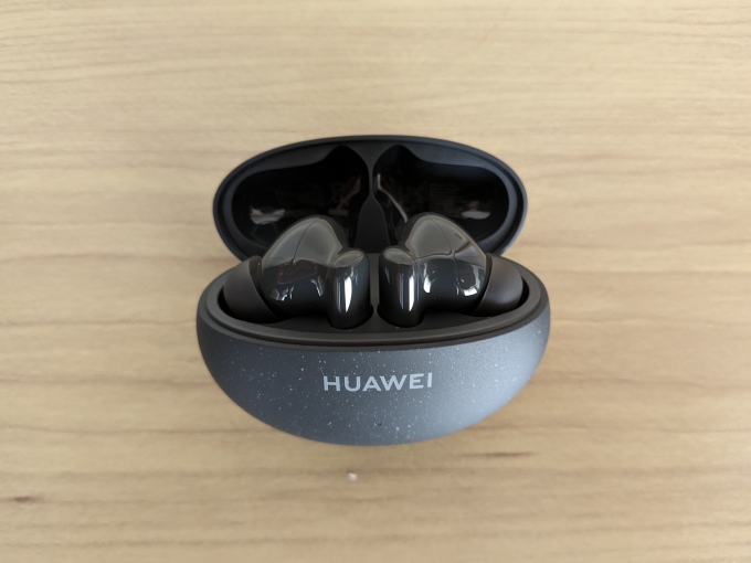 HUAWEI FreeBuds 5i 本体ケース開けたところ