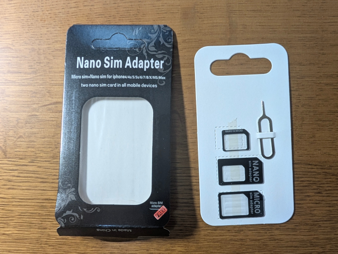 mobee SIM 変換アダプタ アダプタ取り出したところ