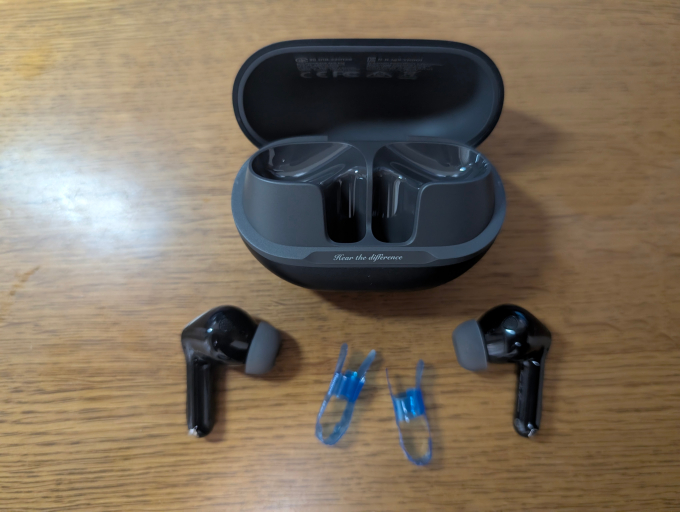 SOUNDPEATS Air5 Pro 本体ケースとイヤフォン本体1