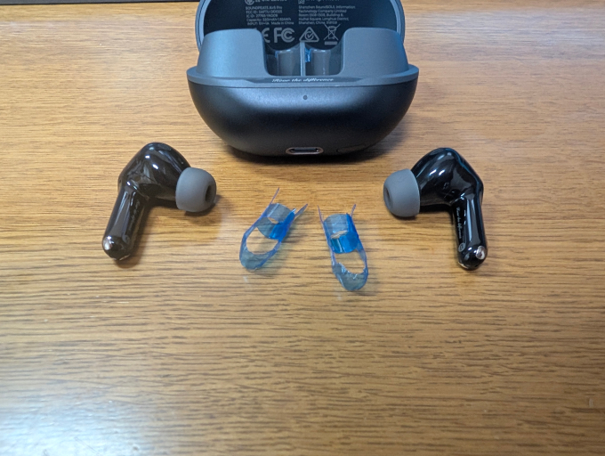 SOUNDPEATS Air5 Pro 本体ケースとイヤフォン本体2