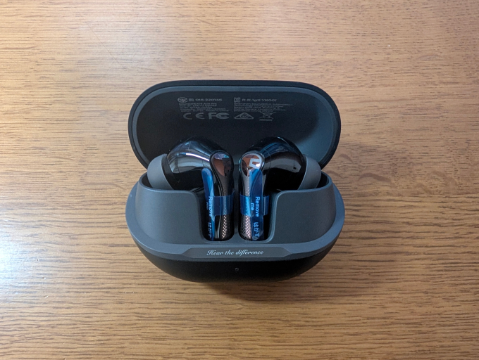 SOUNDPEATS Air5 Pro 本体ケース開けたところ