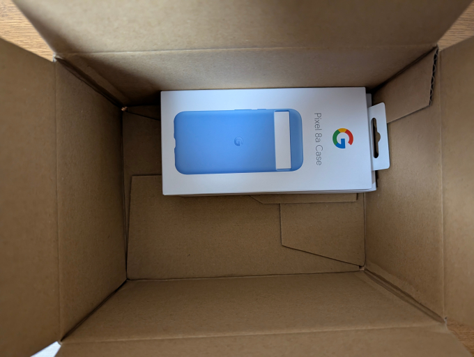 Google Pixel 8a Bay 128GB と ケース 緩衝材取ったところ