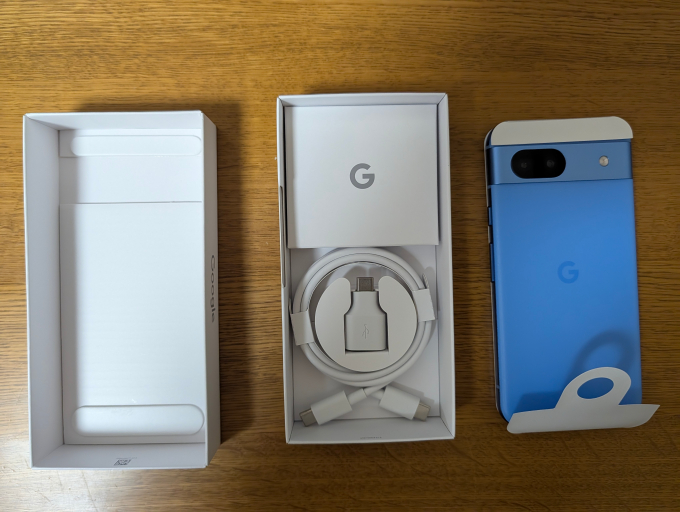 Google Pixel 8a Bay 128GB と ケース 本体箱開けたところ2