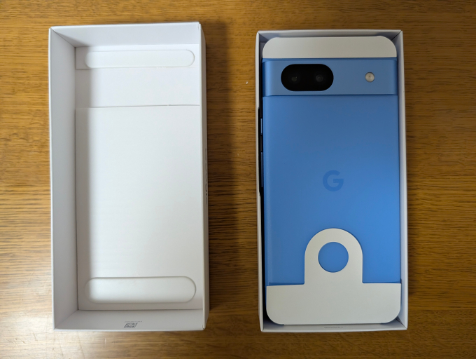 Google Pixel 8a Bay 128GB と ケース 本体箱開けたところ1