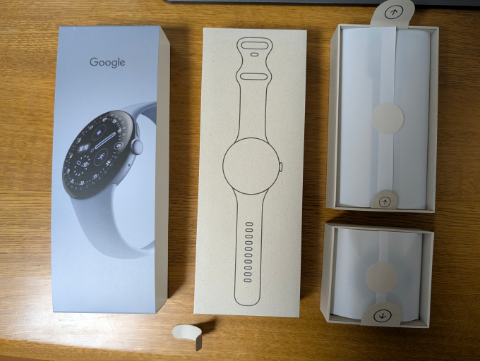 Google Pixel Watch 4 45mm LTE 外箱から内箱を取り出したところ