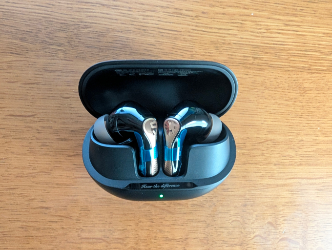 SOUNDPEATS Air5 Pro+ 本体蓋を開けたところ