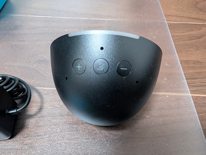 Amazon echo pop 本体の裏面