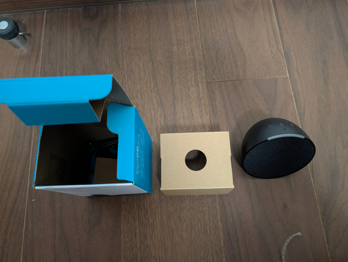 Amazon echo pop 本体取り出したところ
