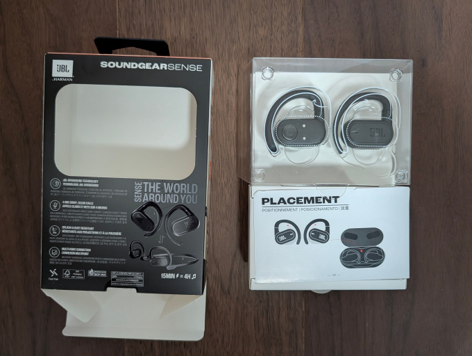 JBL SOUNDGEAR SENSE オープンイヤーワイヤレスイヤホン 外箱から内箱を出したところ