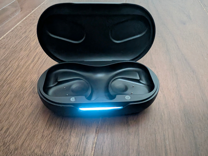 JBL SOUNDGEAR SENSE オープンイヤーワイヤレスイヤホン ケース4