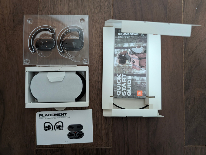JBL SOUNDGEAR SENSE オープンイヤーワイヤレスイヤホン 内箱の中身を出したところ1