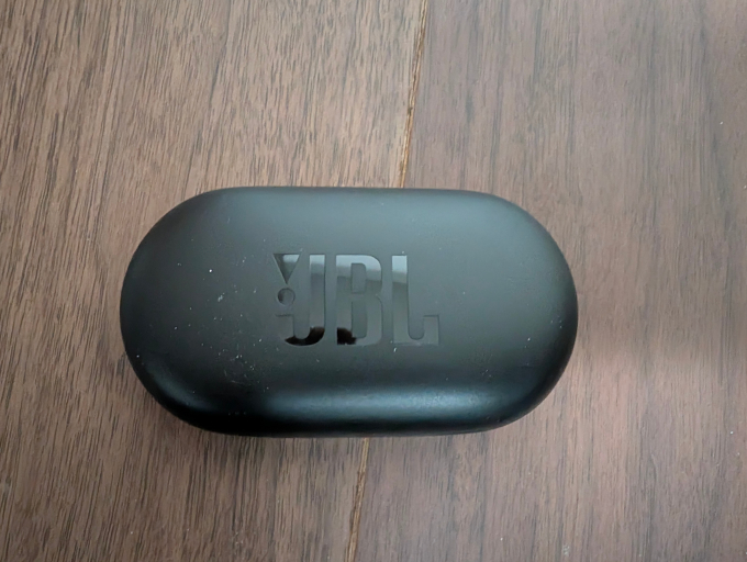JBL SOUNDGEAR SENSE オープンイヤーワイヤレスイヤホン ケース1