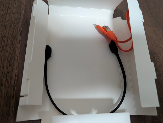 JBL SOUNDGEAR SENSE オープンイヤーワイヤレスイヤホン 内箱の中身を出したところ3