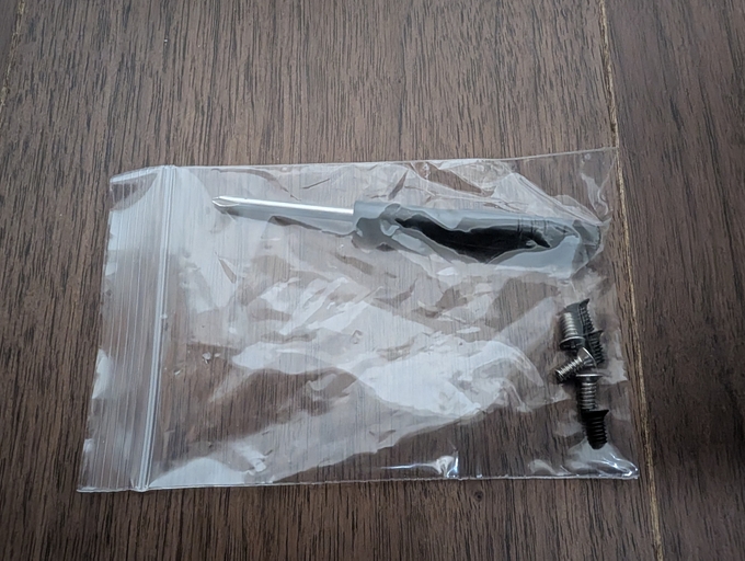 玄人志向 HDDケース GW3.5AM-SU3G2P 付属品 ネジとネジ回し